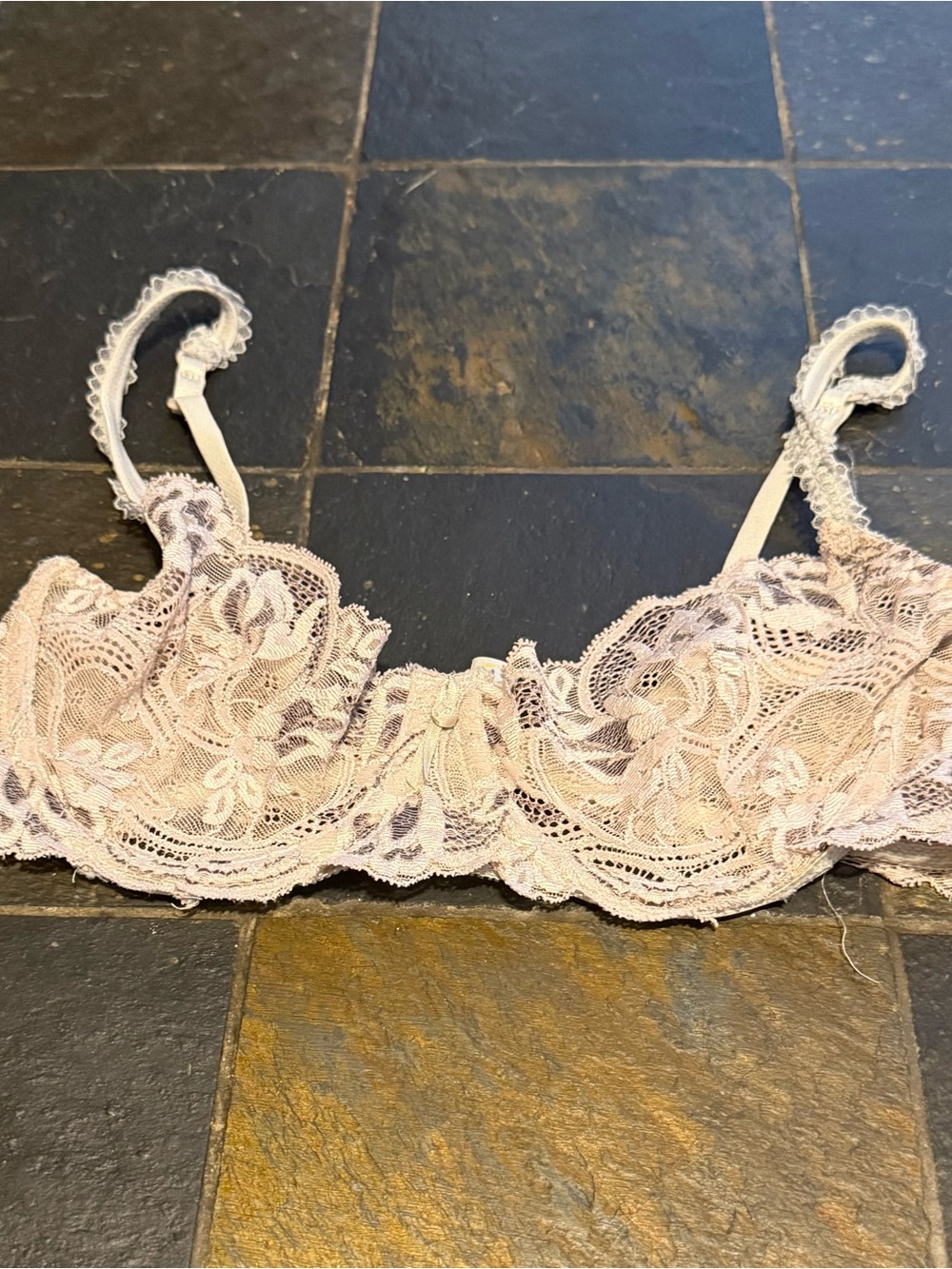 Victoria's Secret Lace Underwire Bra in Light Pink